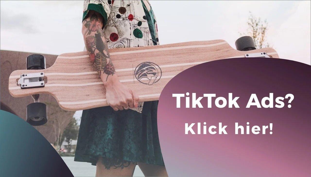 Skaterin hält Longboard, Text: TikTok Ads? Klick hier!